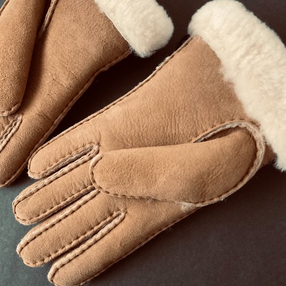 UGG Women's Classic Suede Shearling Lined Perforated Gloves NWT Size Medium - Picture 4 of 6